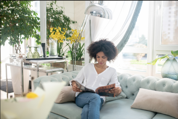 Femme qui lit sur un canapé 