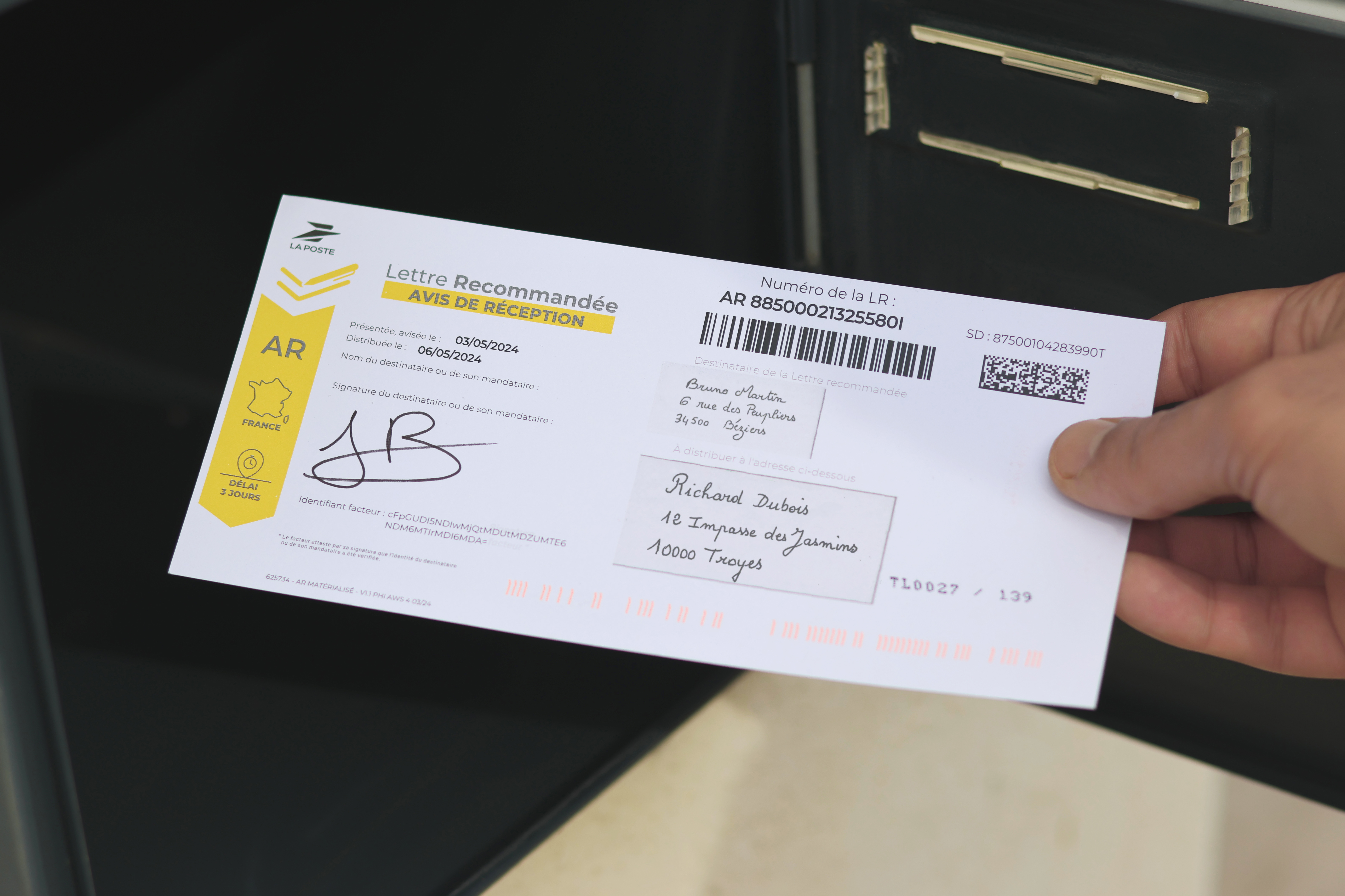 Homme mettant une ar dans une boîte au lettre 