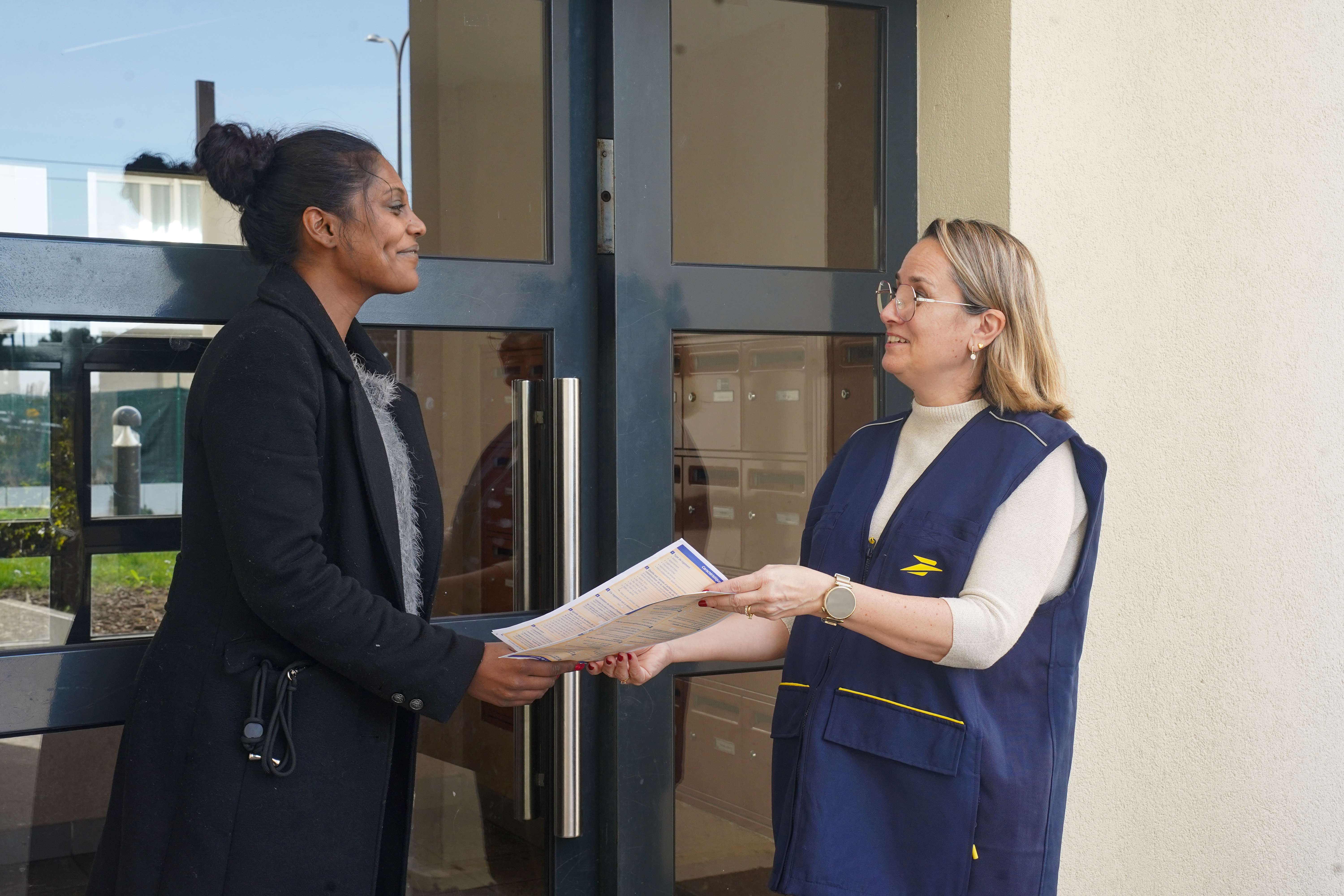 La factrice commente le courrier donné