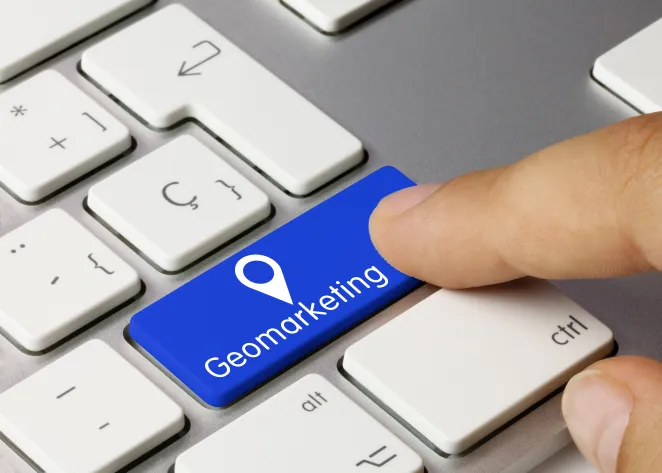 doigt cliquant sur une touche « géomarketing » d'un clavier d'ordinateur