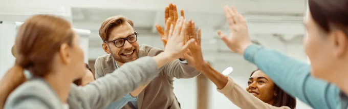 groupe de collègues célébrant les avantages du bulletin de paie électronique