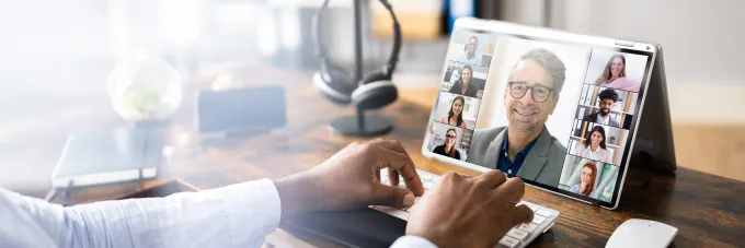 Poste de travail avec ordinateur affichant une visioconférence, illustrant la digitalisation des processus RH