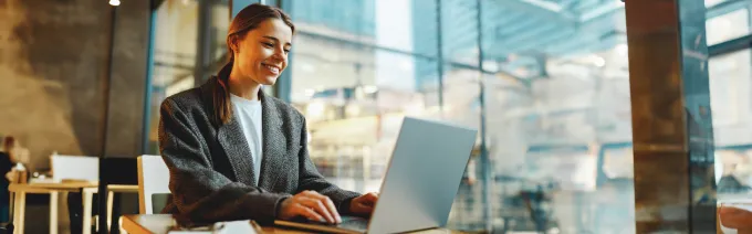 Une femme assis devant son ordinateur regarde sont coffre-fort RH
