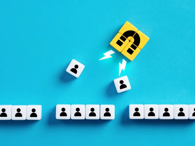 Cubes avec des pictogrammes de personnes et bloc jaune représentant une entreprise, vers lequel convergent plusieurs contacts potentiels.
