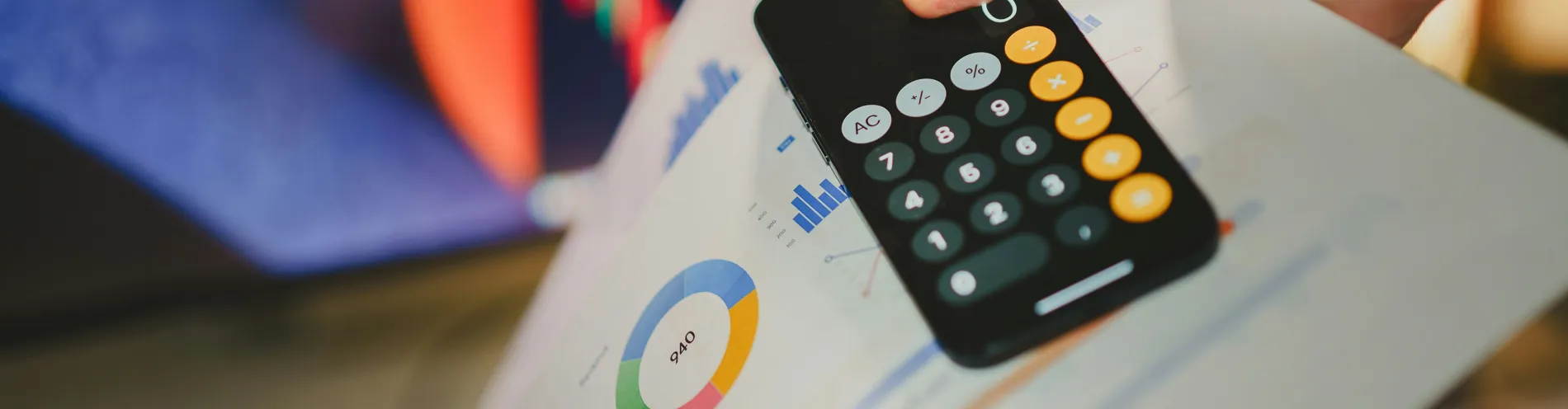 Visuel d'illustration avec écran de téléphone calculatrice et documents La Poste