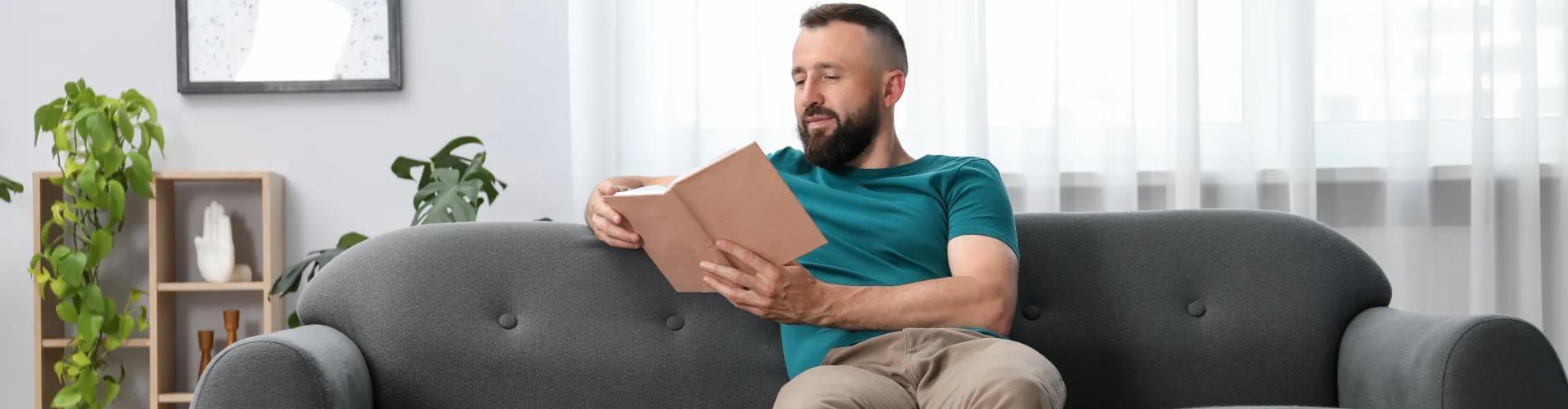 Homme lisant un livre