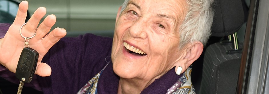 Accompagner un proche âgé à bien conduire après 75 ans