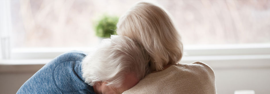 Mort du conjoint : comment aider la personne âgée à faire son deuil ?