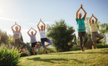 personnes faisant du yoga